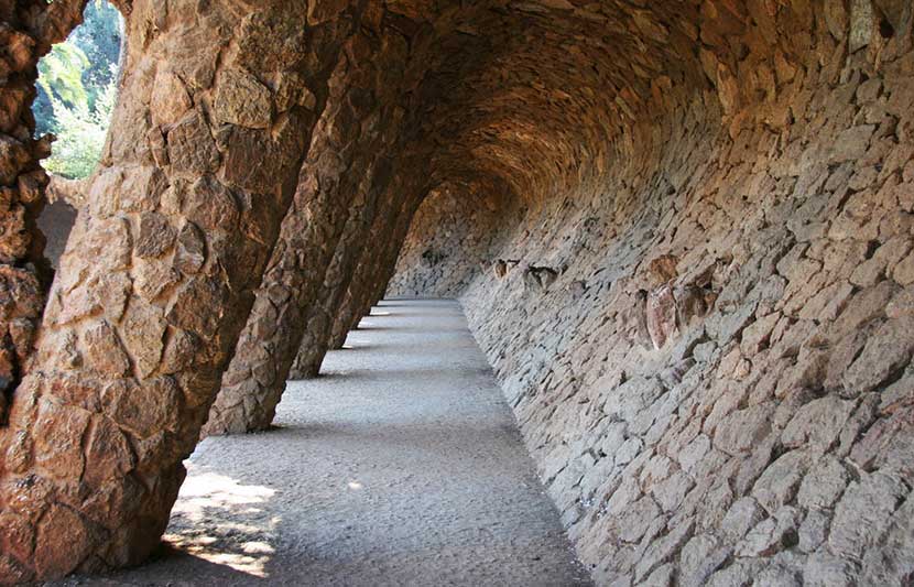 leg med lys og skygge i Park Güell
